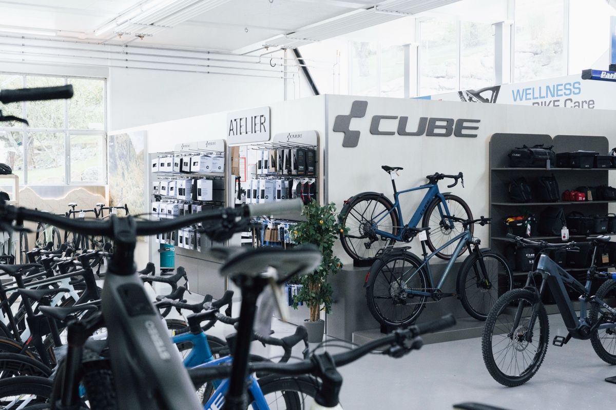 E-Bikes vor der CUBE Wand, dahinter das Atelier