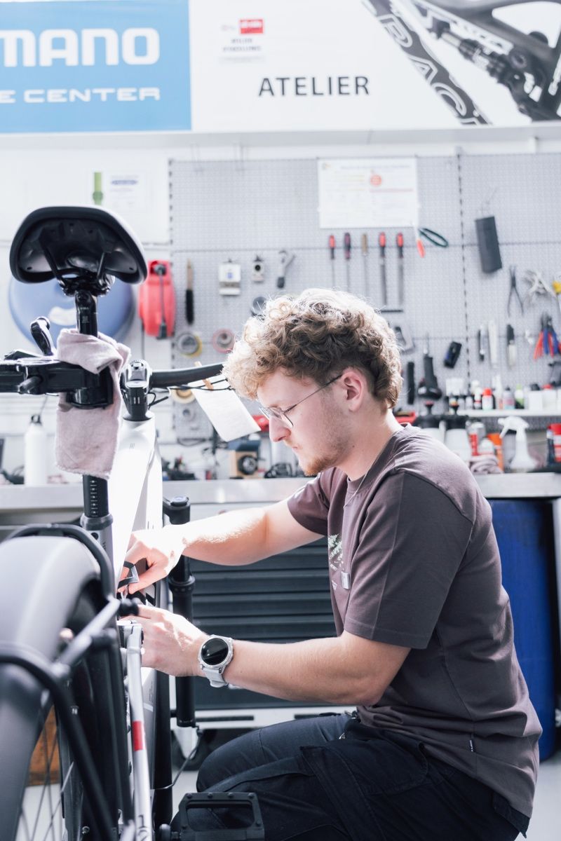 Mechaniker bei der Arbeit im Atelier