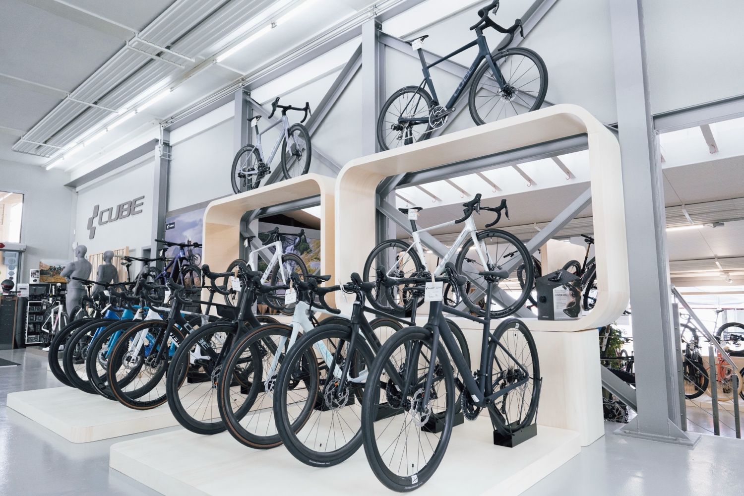Showroom des neuen CUBE Store Valbirse