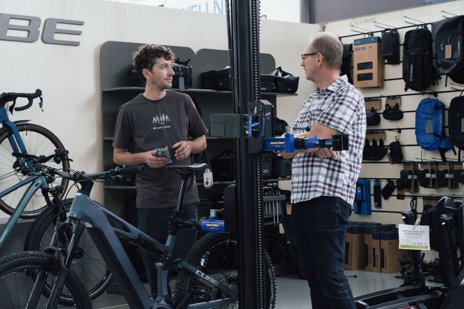 Beratung am Montageständer in der Werkstatt des Shimano Service Center Valbirse